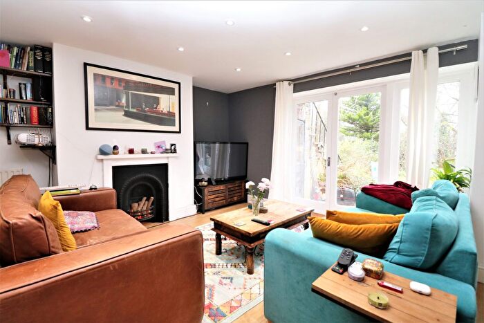 2 Bedroom Flat To Rent In Mount View Road, London, N4