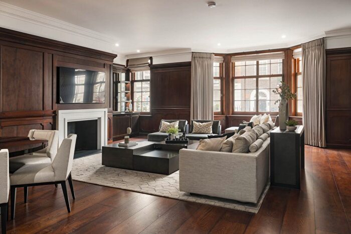 2 Bedroom Flat To Rent In Charles Street, London, W1J