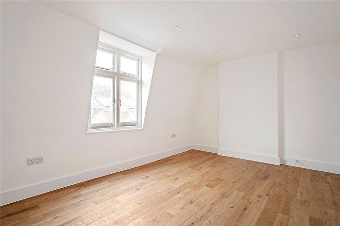 2 Bedroom End Of Terrace House To Rent In Allingham Street, Islington, Angel, London, N1