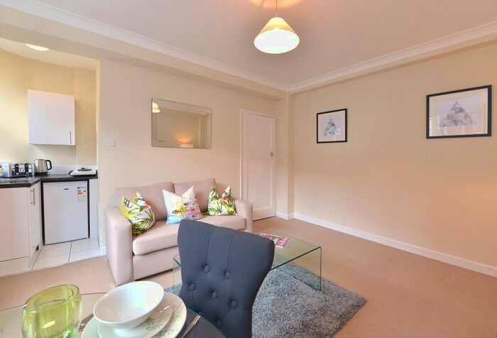 1 Bedroom Flat To Rent In Hill Street, London, W1J