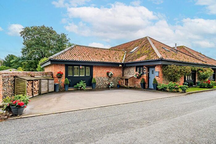 4 Bedroom Barn Conversion For Sale In The Street, Bridgham, NR16