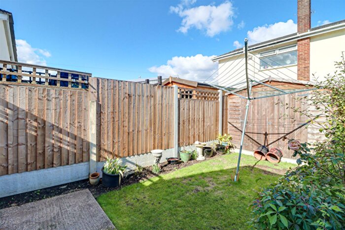2 Bedroom Semi-Detached Bungalow For Sale In Broomfield, Thundersley, SS7