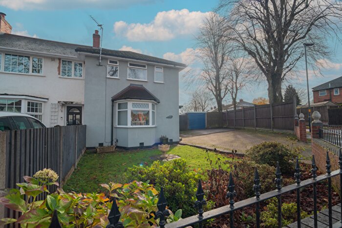 3 Bedroom Semi-Detached House For Sale In Riversdale Road, Birmingham, B14