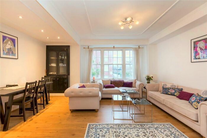 3 Bedroom Flat To Rent In Apsley House, - Finchley Road, NW8