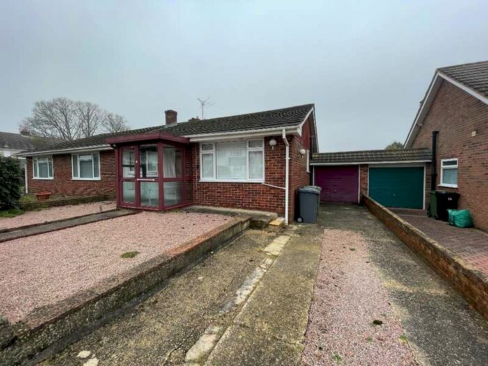 2 Bedroom Bungalow For Sale In Glendale Road Tadley, RG26