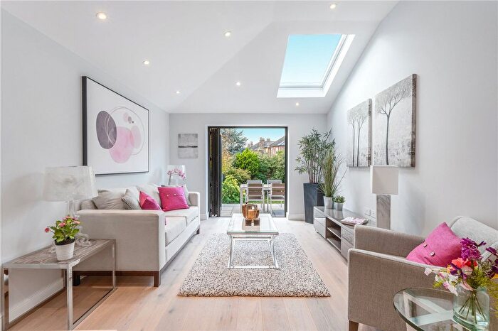 2 Bedroom Flat To Rent In Twyford Avenue, Acton, Uk, W3