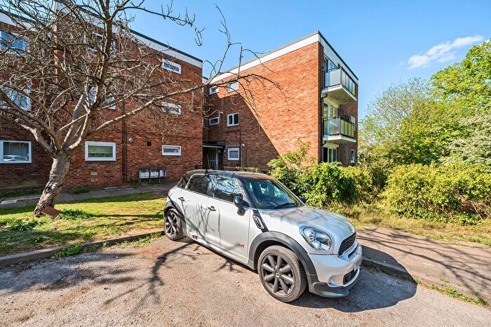 2 Bedroom Flat For Sale In Clarendon Road, Harpenden, AL5