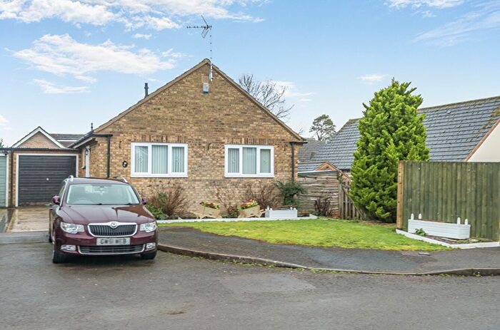 2 Bedroom Detached Bungalow For Sale In Wychwood Close, Carterton, Oxfordshire, OX18