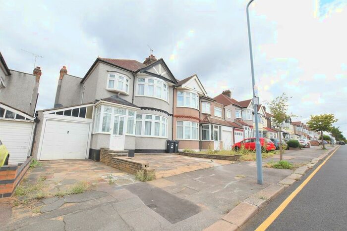 3 Bedroom End Of Terrace House To Rent In Vista Drive, Ilford, IG4