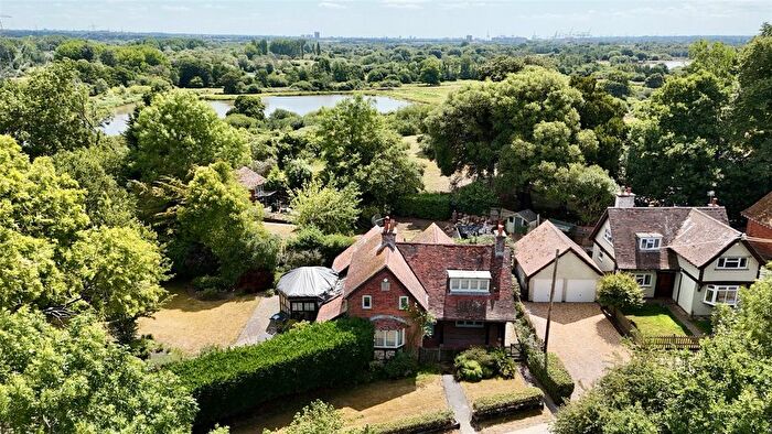 3 Bedroom Country House For Sale In Hillstreet, Calmore, Southampton, Hampshire, SO40