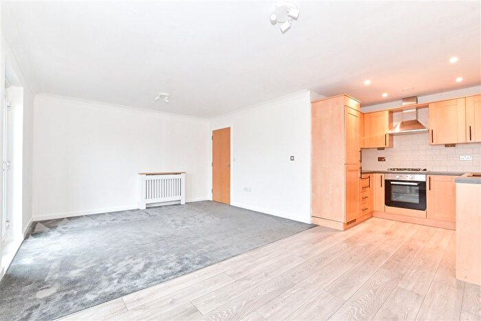 2 Bedroom Flat For Sale In Sherwood Avenue, Larkfield, Aylesford, Kent, ME20