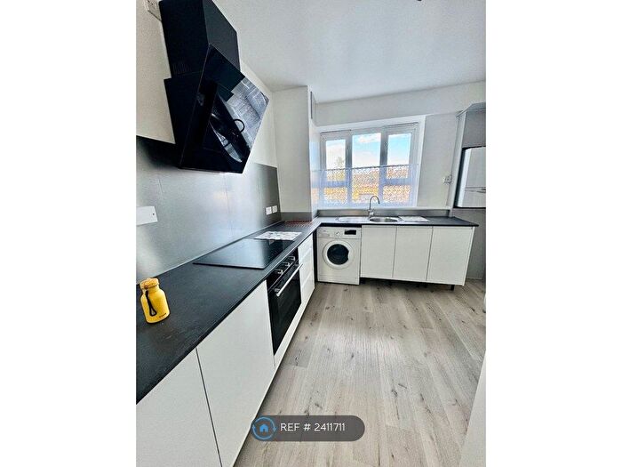 3 Bedroom Flat To Rent In Penrose Street, London, SE17