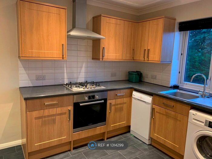 2 Bedroom Maisonette To Rent In Grove Road, Cockfosters, Barnet EN4