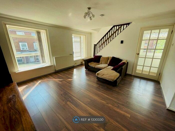 2 Bedroom Maisonette To Rent In Cotelands, Croydon, CR0