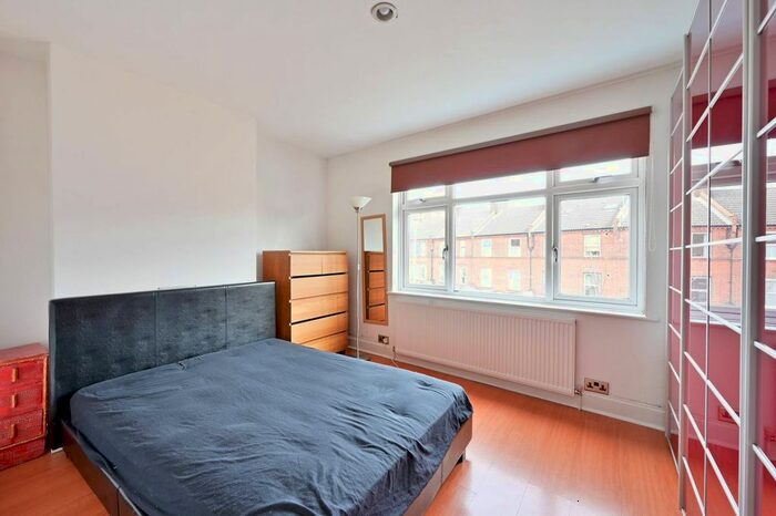 2 Bedroom Maisonette To Rent In Garratt Lane, Earlsfield, London, SW17