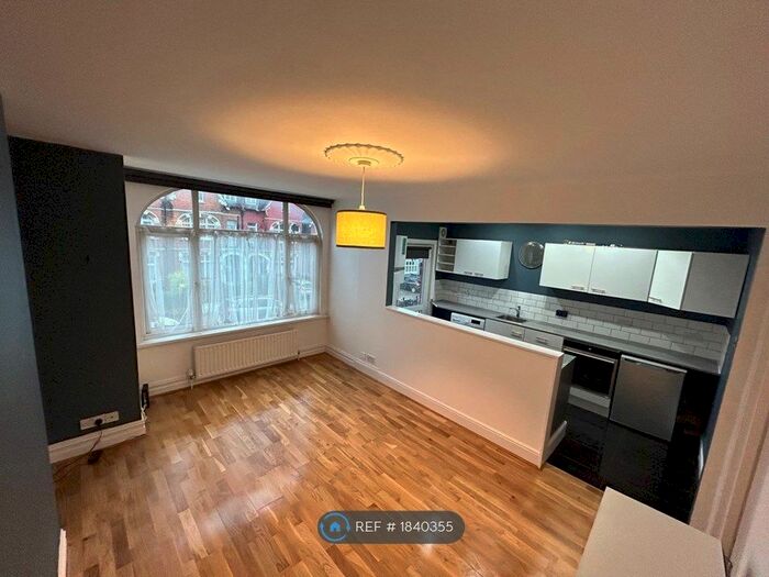 2 Bedroom Flat To Rent In Stanthorpe Road, London, SW16