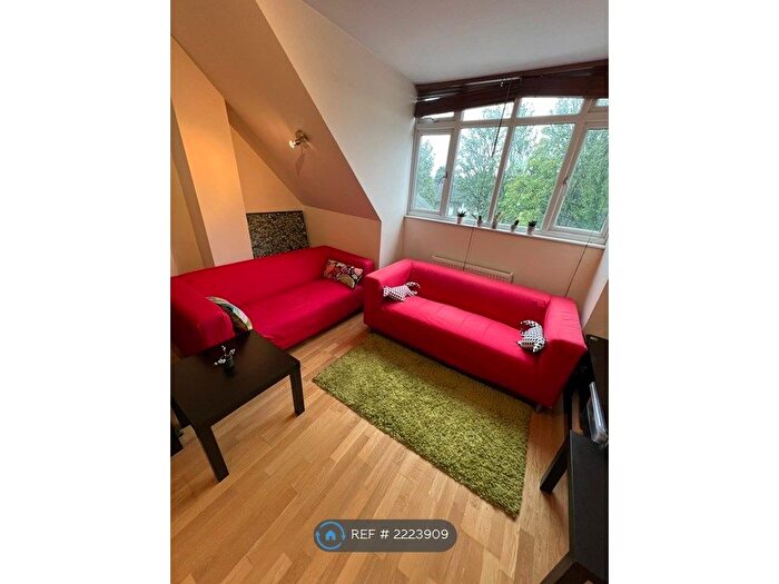 2 Bedroom Flat To Rent In Moneyhill Parade, Rickmansworth, WD3
