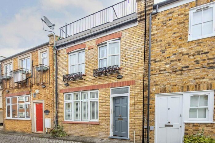 2 Bedroom Property To Rent In Bridle Lane, St Margarets, Twickenham, TW1