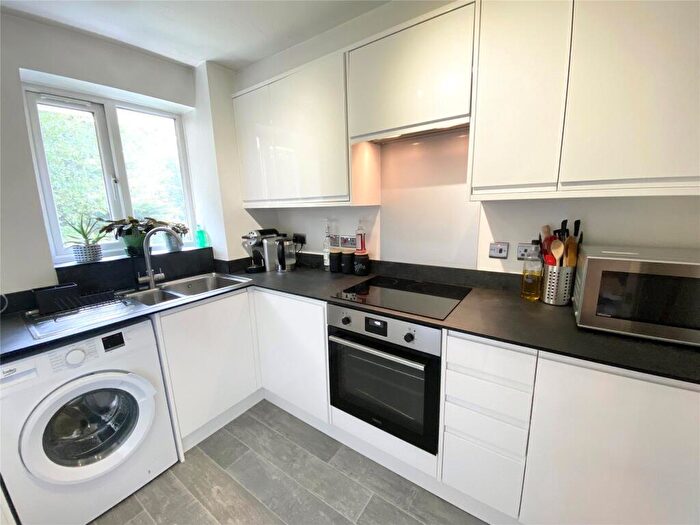 2 Bedroom Flat To Rent In Masefield Gardens, Crowthorne, Berkshire, RG45