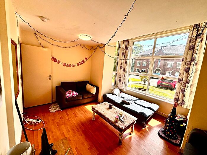 2 Bedroom Flat To Rent In North Hill Road, Headingley, Leeds, LS6