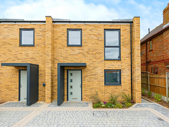 3 Bedroom Semi-Detached House For Sale In Grosvenor Road, Orsett, RM16