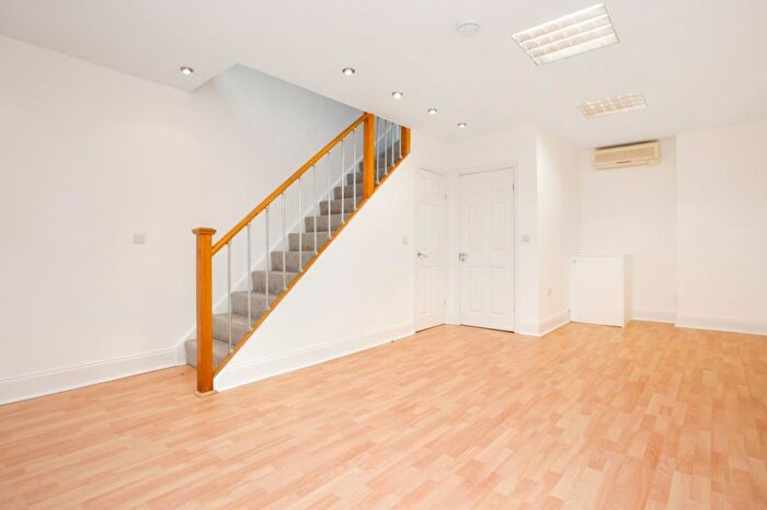 1 Bedroom Detached House To Rent In Rosemount Avenue, North Finchley, N12