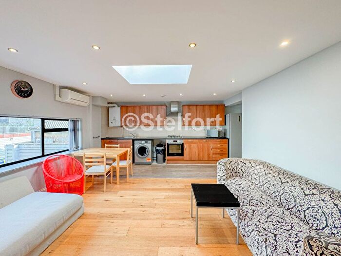 3 Bedroom Flat To Rent In Camden Road, London, N7