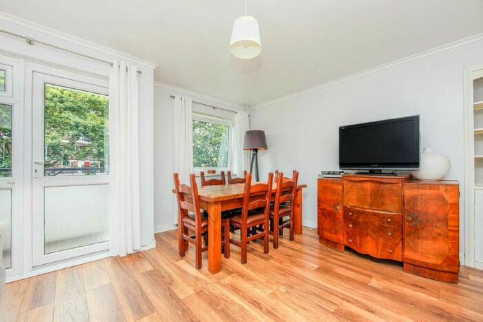 3 Bedroom Flat To Rent In St. Saviours Estate, London, SE1