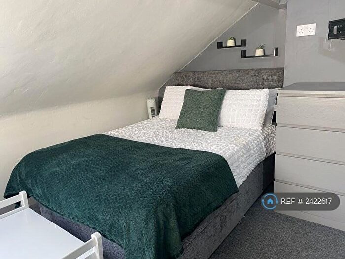 Studio To Rent In Somerset Road, Huddersfield, HD5