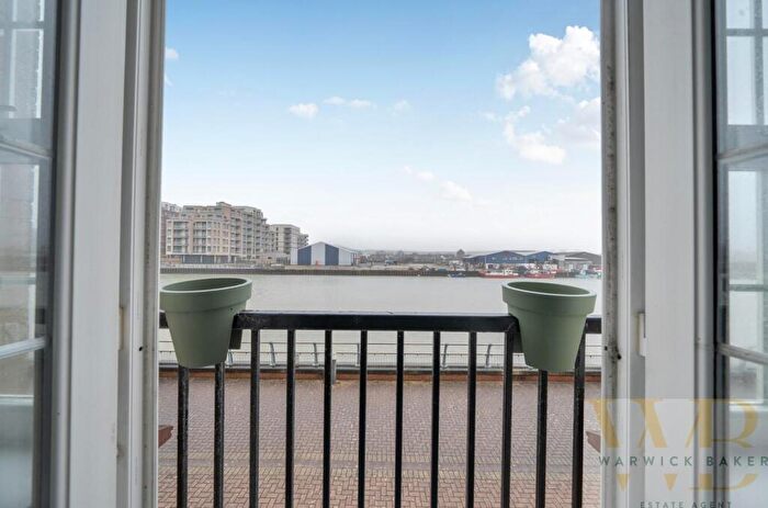 2 Bedroom Flat For Sale In Anchor Close, Shoreham-By-Sea, BN43