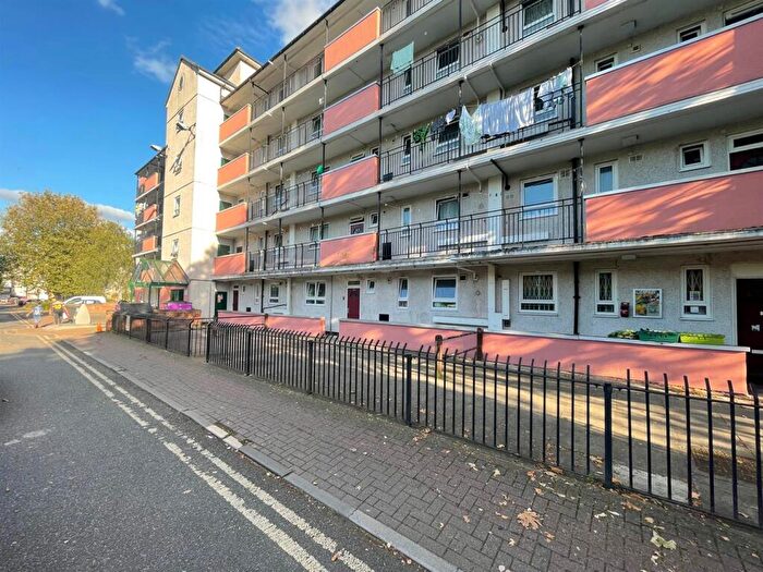 2 Bedroom Apartment To Rent In Thomas Road, London, E14
