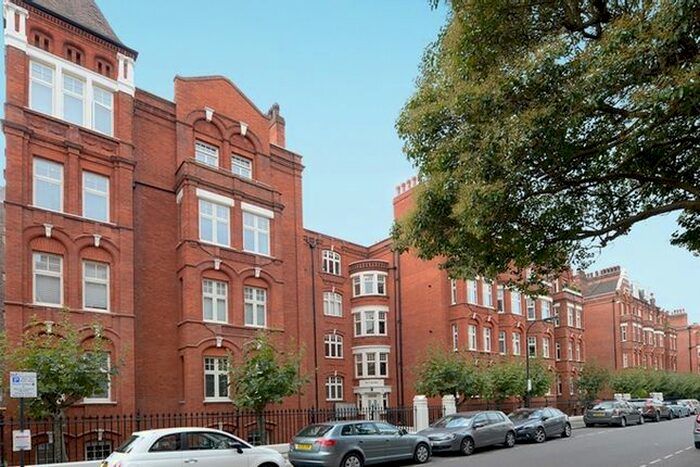 3 Bedroom Flat To Rent In Hamlet Gardens, London, W6
