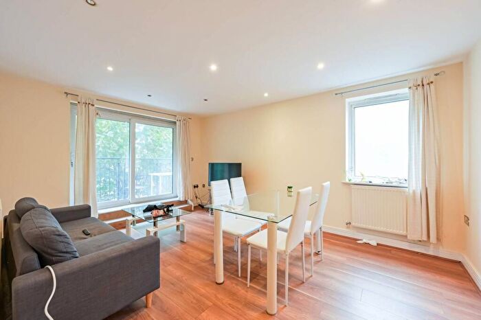 3 Bedroom Flat For Sale In Sail Court, Docklands, London, E14
