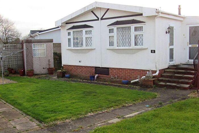 1 Bedroom Mobile/park Home For Sale In Bluebell Woods Park, Broad Oak, Canterbury, CT2