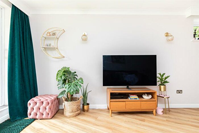 2 Bedroom Apartment To Rent In Branksome Wood Road, Bournemouth, BH4