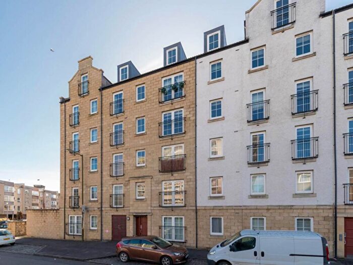 2 Bedroom Flat To Rent In Giles Street, Edinburgh, EH6