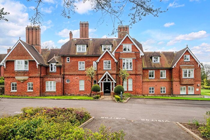 2 Bedroom Flat For Sale In Wray Coppice, Reigate, RH2