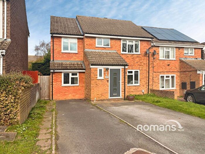 4 Bedroom Semi Detached House For Sale In Betjeman Walk, Yateley, Hampshire, GU46