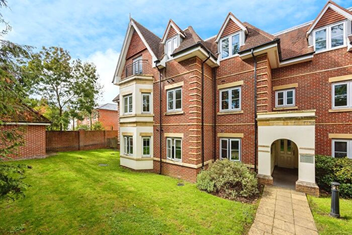 2 Bedroom Flat For Sale In London Road, Guildford, Surrey, GU1