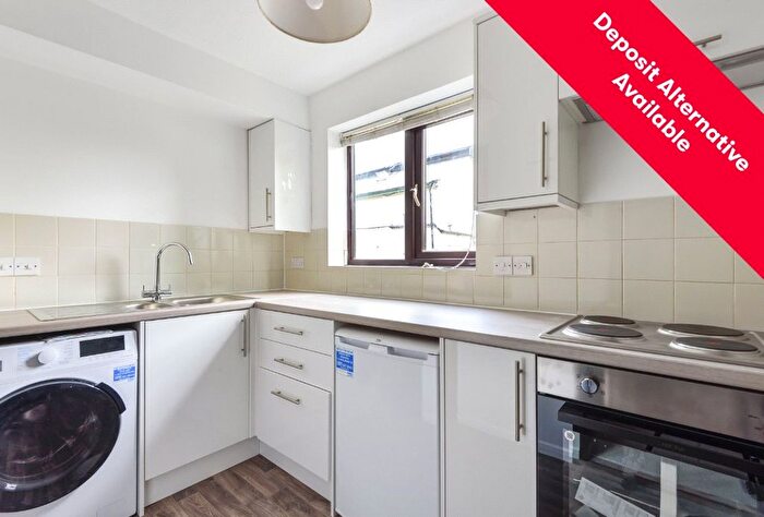 2 Bedroom Flat To Rent In The Avenue, Worcester Park, Surrey, KT4
