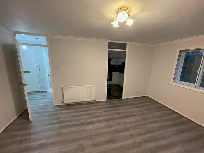 2 Bedroom Flat To Rent In Silver Birch Close, Friern Barnet, London, N11