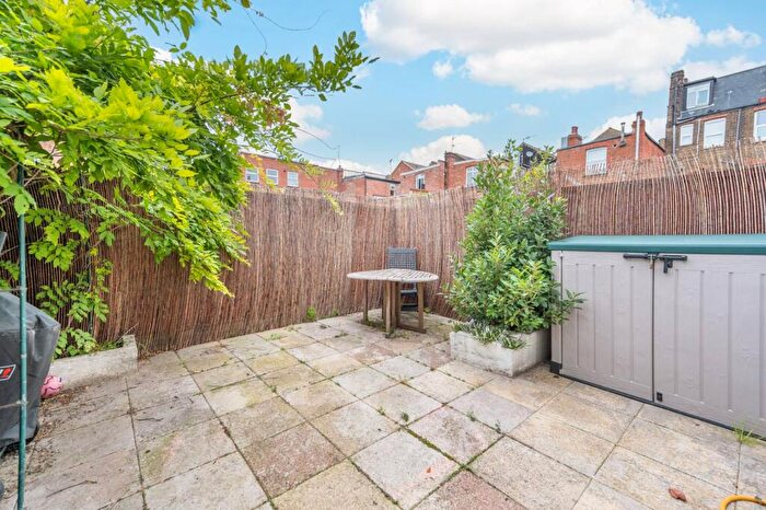 1 Bedroom Flat For Sale In Gowan Road, Willesden, London, NW10