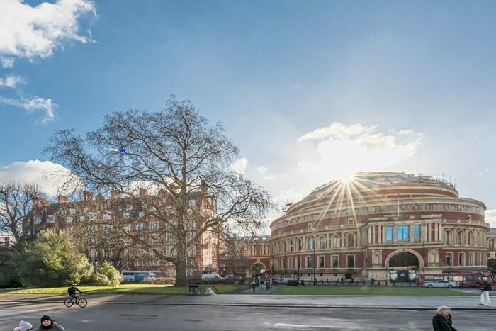 3 Bedroom Flat To Rent In Kensington Gore, London, SW7