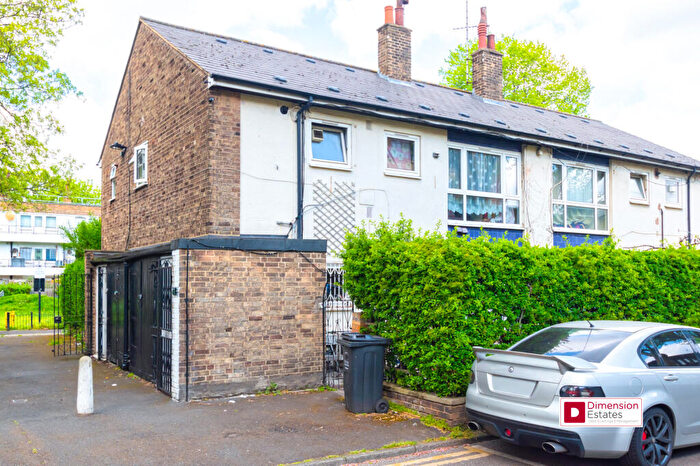 2 Bedroom Flat For Sale In Somerford Grove Estate, Stoke Newington, London, N16