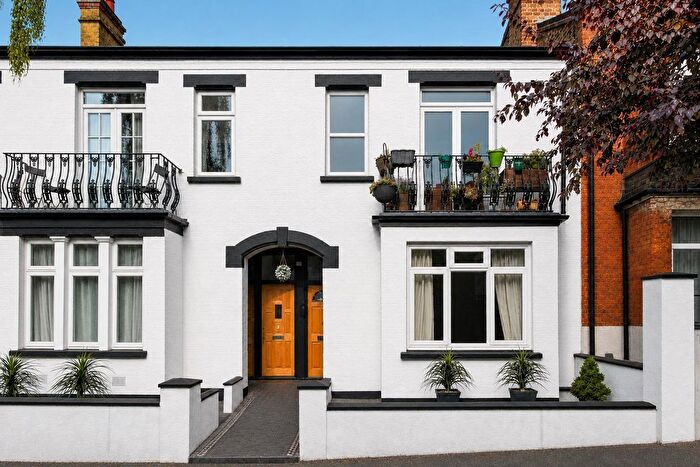 2 Bedroom Flat For Sale In Harpenden Road, London, SE27