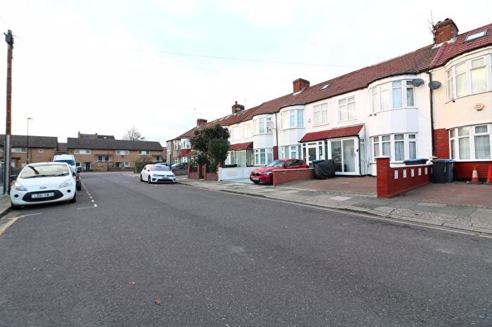 3 Bedroom Terraced House To Rent In Morley Avenue, London, N18