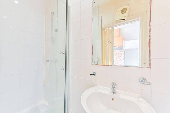 Studio To Rent In Yew Grove, Cricklewood, London, NW2