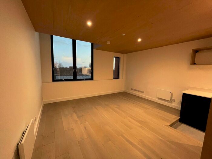 2 Bedroom Flat To Rent In Sky Gardens, Spinners Way, Manchester, Greater Manchester, M15