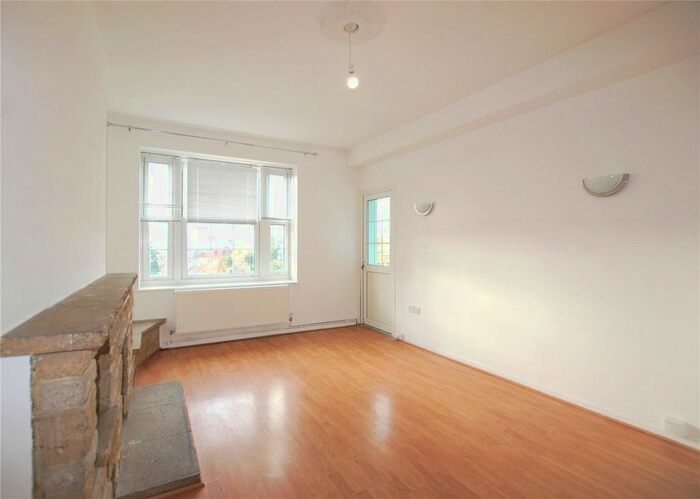 4 Bedroom Flat To Rent In Armfield Crescent, Mitcham, London, CR4