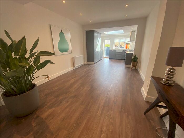 3 Bedroom Detached House To Rent In West End Lane, Barnet, EN5